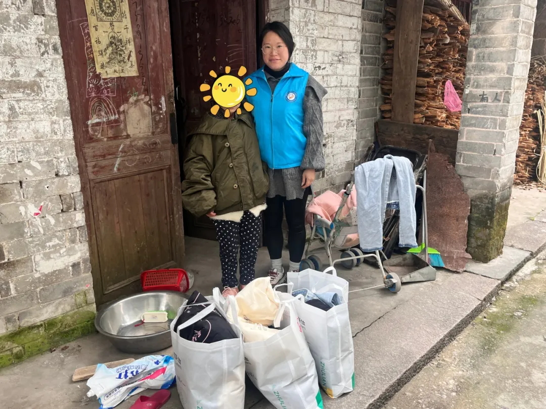 龍西鄉(xiāng)社工站攜手民賽電氣沈總舉辦了“向善而行，衣舊暖心“舊衣捐贈活動，