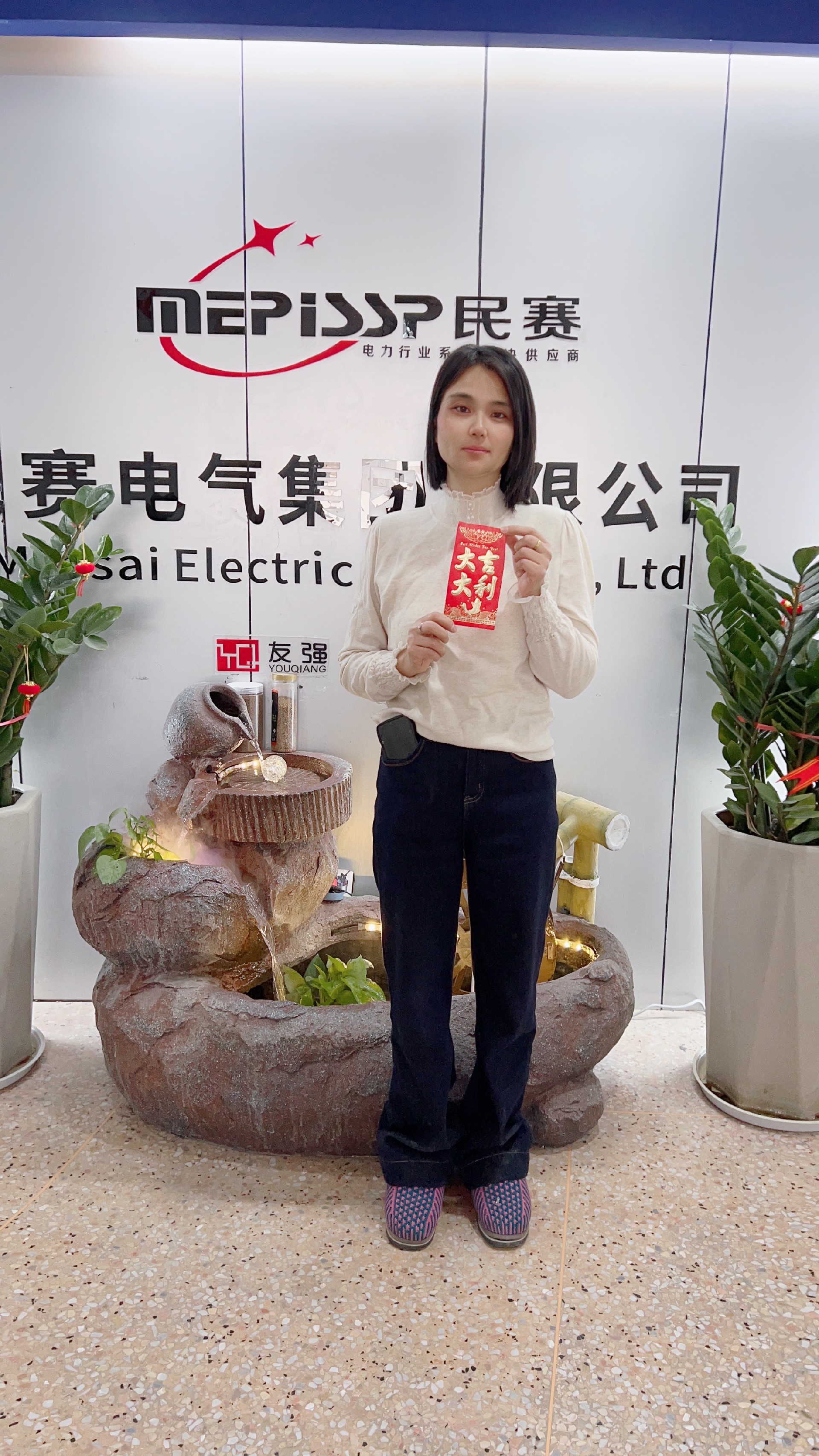 兩位倉管兢兢業(yè)業(yè)，用心完成客戶交代的每一份托福，經(jīng)常工作到忘我的狀態(tài)，今日是他倆的生日，愿身體健康，家庭幸福，開心快樂。