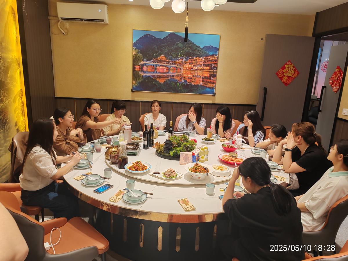 公司**員工完成業(yè)績(jī)目標(biāo)聚餐慶祝